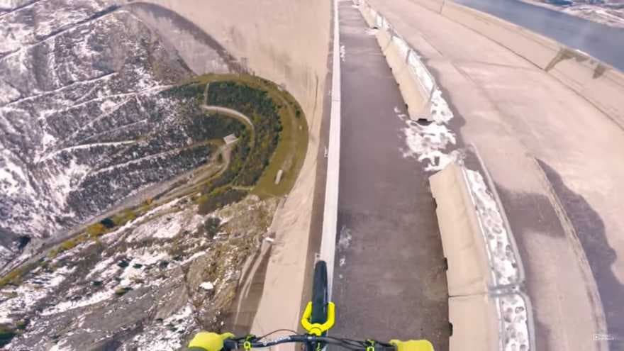 Avstraliyalik velosipedchi 200 metr balandlikdagi to‘siq ustidan yurib o‘tdi