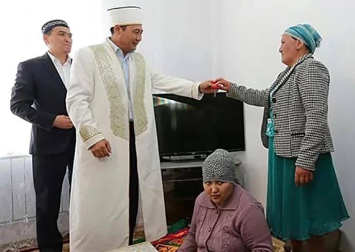 Qozog‘iston oliy muftiysi ikkinchi guruh nogironiga xonadon sovg‘a qildi