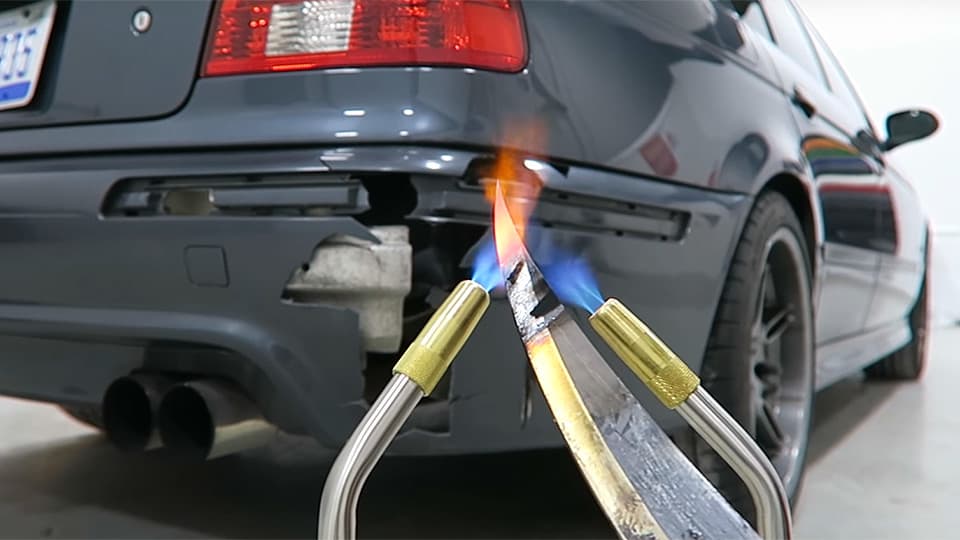 Bloger BMW M5 avtomobilini qizdirilgan pichoqda kesib ko‘rdi