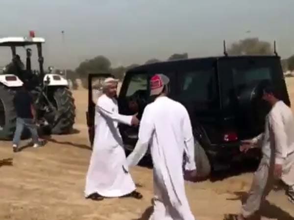 Video: Dubay valiahdi sahroda qolib ketgan yuk mashinasi egasiga yordam berdi