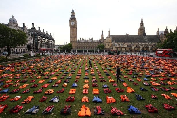 Londonning Parlament maydoni qutqaruv nimchalar qabristoniga aylantirildi