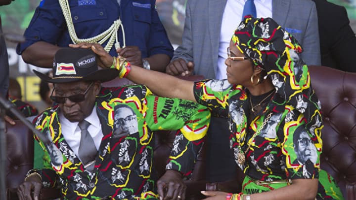 Model qizni kaltaklashda ayblangan Mugabening rafiqasi Zimbabvega qaytdi