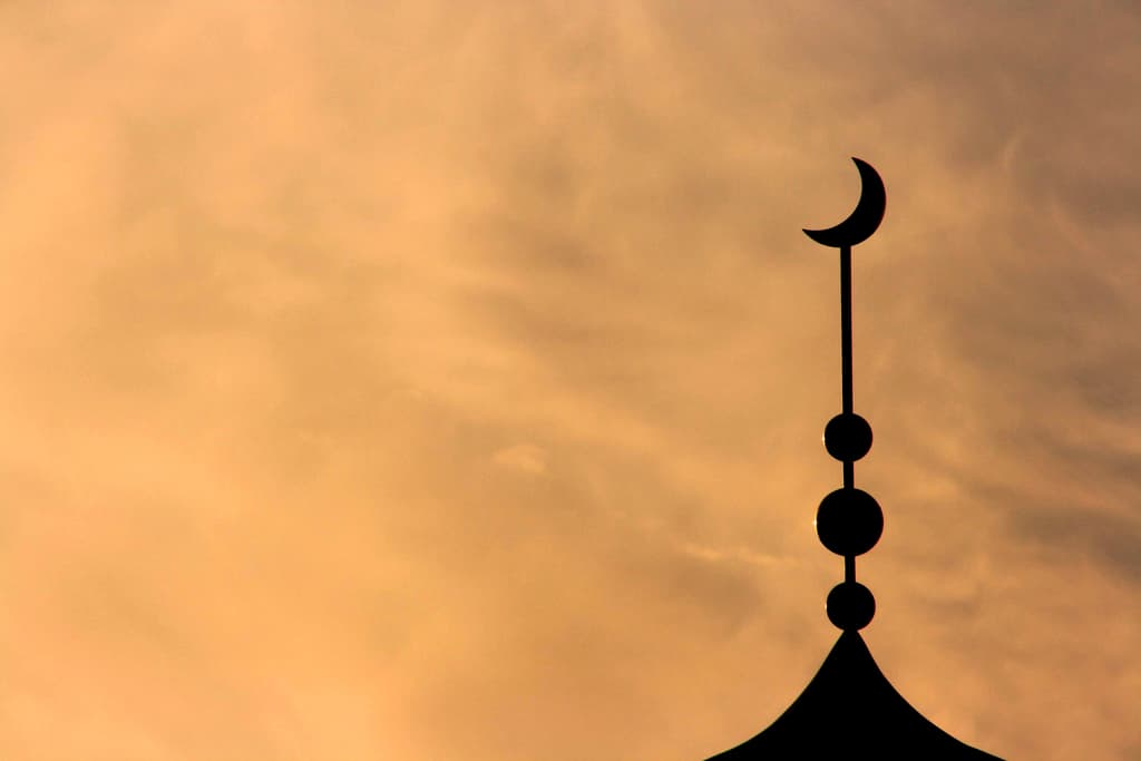 Qiyomat kunida mo‘minning mezonida husni xulqdan-da og‘irroq narsa bo‘lmas