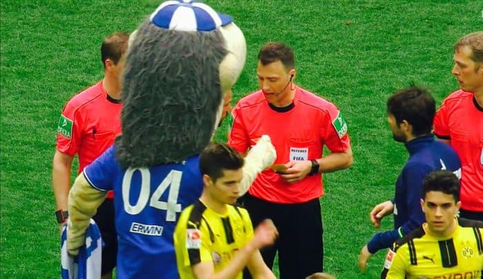 Foto: Rur derbisida hakamning o‘ziga qizil kartochka ko‘rsatildi 