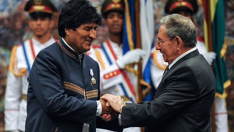 Foto: Raul Kastro Boliviya prezidentini ko‘rish uchun shifoxonaga bordi