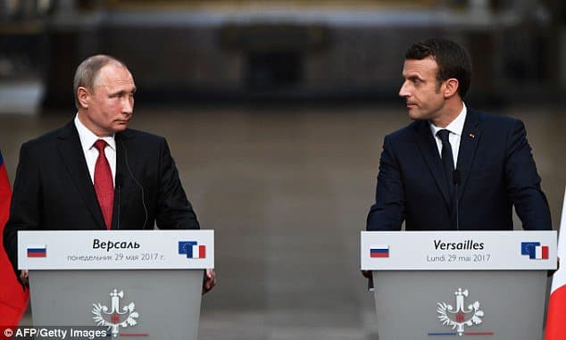 Makron Putinning oldida rus jurnalistlarini josuslik va propagandada aybladi