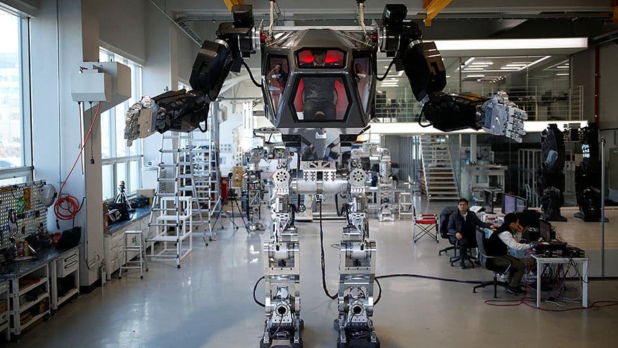 Koreyada ichida o‘tirgan inson harakatini takrorlaydigan robot namoyish etildi