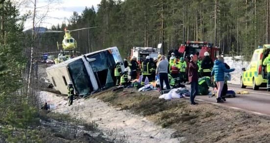 Shvetsiyada o‘quvchilarni olib ketayotgan avtobus ag‘darilib ketdi