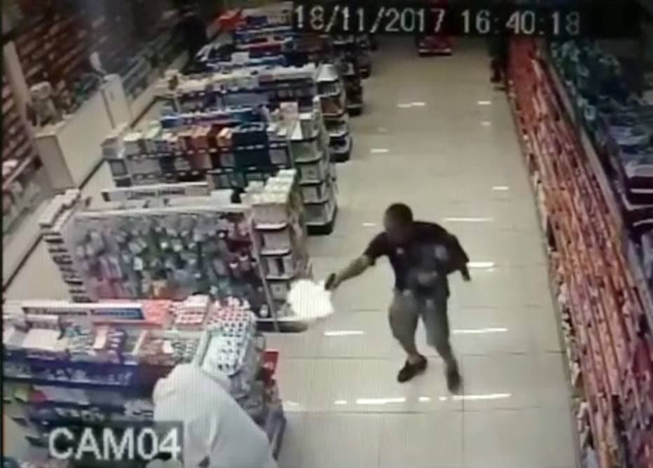 Braziliyalik politsiyachi qo‘lidagi bolasi bilan o‘g‘rilar bilan otishmaga kirishdi (video)