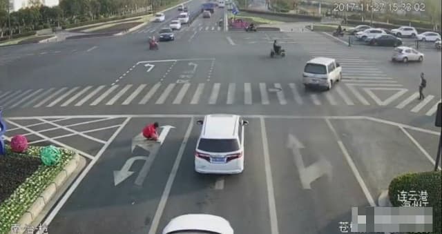 Tirbandliklardan charchagan xitoylik yo‘ldagi belgilarni o‘z xohishicha o‘zgartirdi