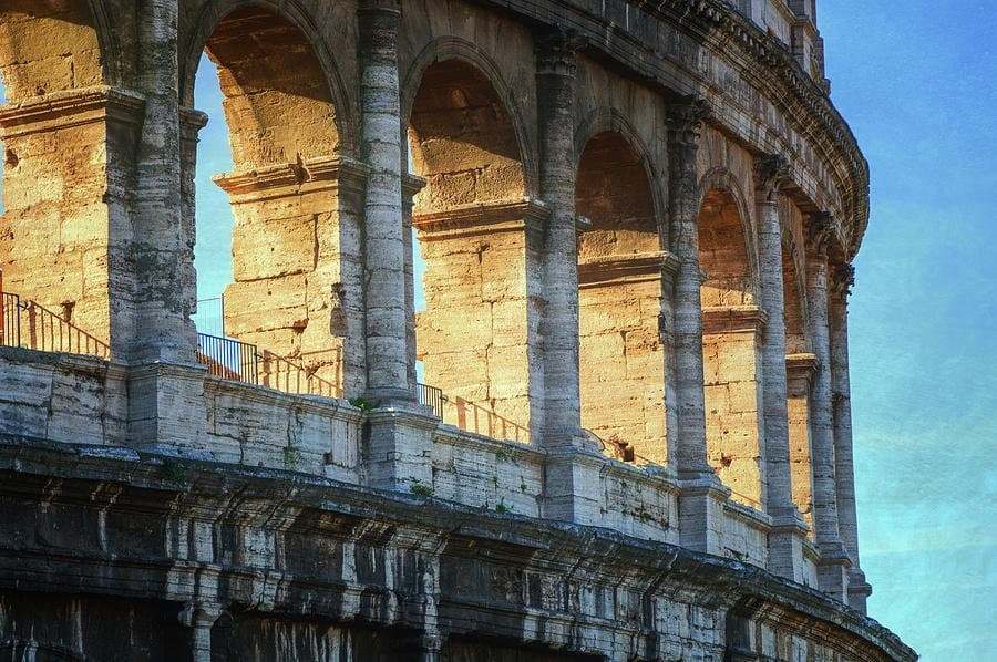 Italiyalik arxitektorlar Kolizey qulashi mumkinligidan ogohlantirishmoqda