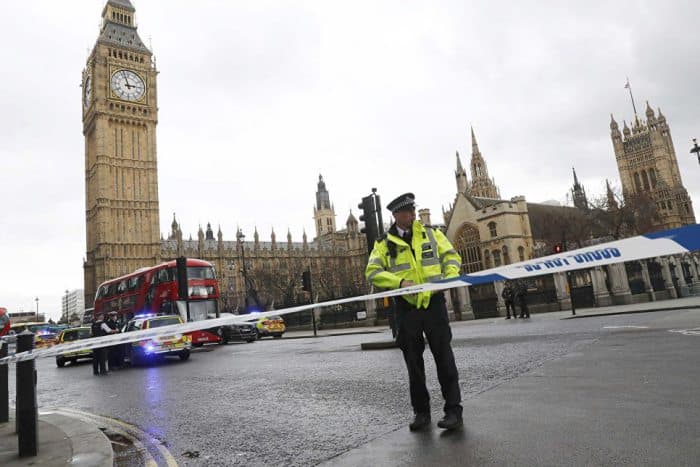 London politsiyasi parlament binosi oldida qurolli shaxsni qo‘lga oldi