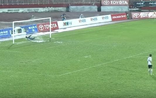 Vetnamlik darvozabon maydon markazidan gol o‘tkazdi va ko‘lmakka quladi 