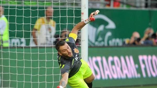 YeChL saralashida kun qahramoni. Albaniyalik darvozabon "Panenka uslubi"da gol urib, 3ta penaltini qaytardi