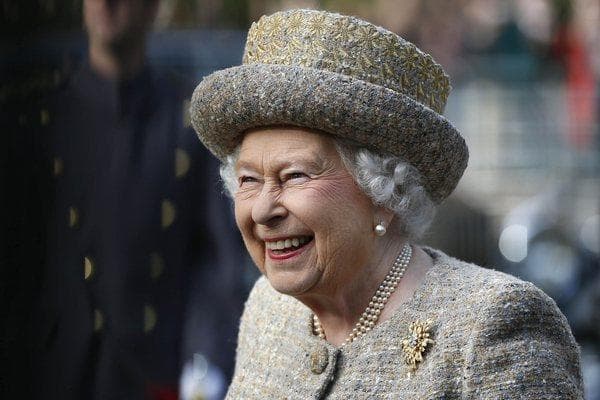 Yelizaveta II tvitter akkaunti yuritilishi uchun yiliga 30 ming funt to‘laydi