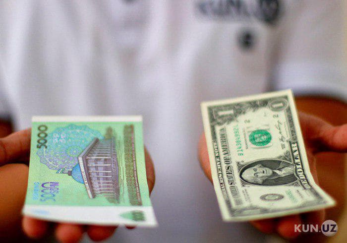 Infografika. Erkin konvertatsiya davrida banklar qancha xorijiy valyuta sotdi va sotib oldi?