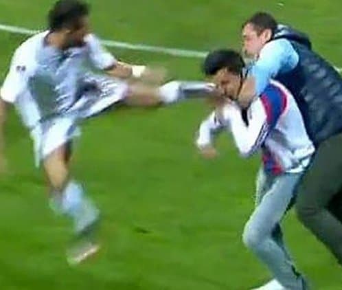 Turkiyada hakamga tashlangan muxlisni futbolchilardan biri tepib yiqitdi
