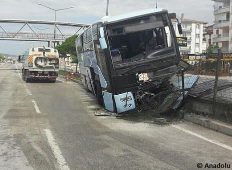 Turkiyada hukumat partiya delegatlari mingan avtobus YTHga yo‘liqdi, 32 kishi jabrlangan