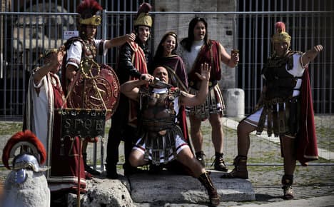 Rimda "gladiatorlar" bilan suratga tushishni taklif qiluvchi animatorlar taqiqlandi 