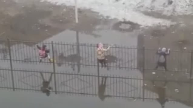 Русча «Форт Боярд»: Омскда ўқувчилар ноодатий тарзда мактабга йўл олишмоқда 