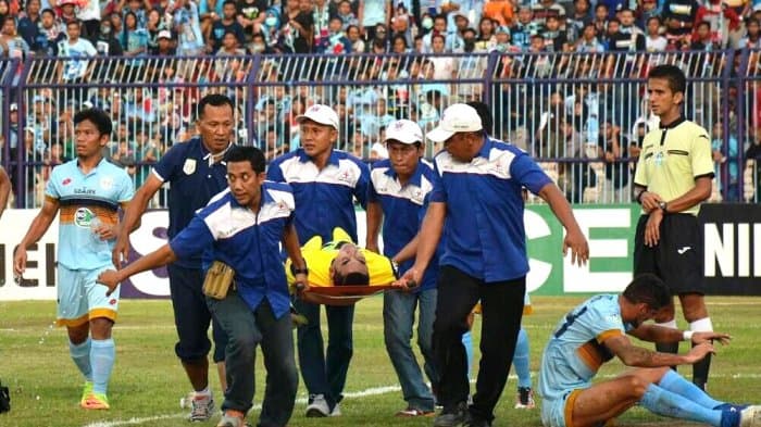 Indoneziyada darvozabon o‘yin vaqtidagi to‘qnashuvdan keyin halok bo‘ldi