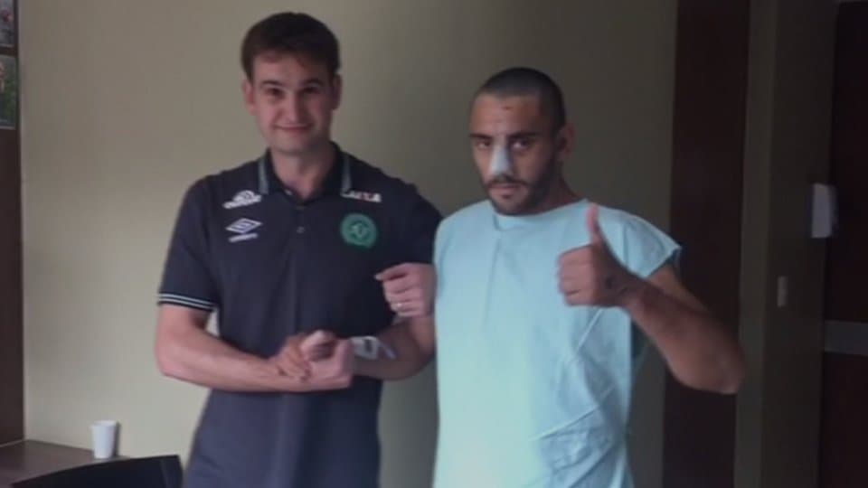 Video: Aviahalokatdan omon qolgan «Shapekoense» futbolchilaridan biri o‘ziga keldi va yura boshladi