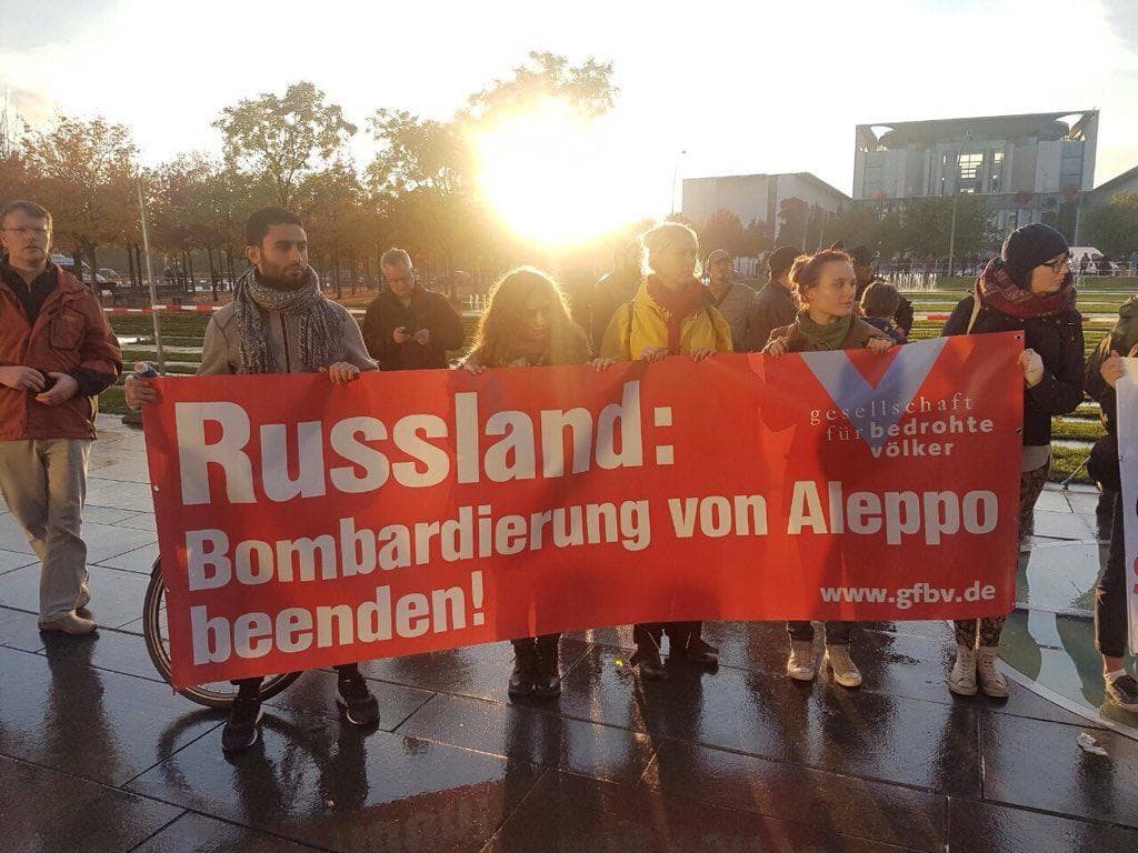 Rossiya tarafdorlari va raqiblari GFRning Berlindagi idorasi yonida to‘planishdi
