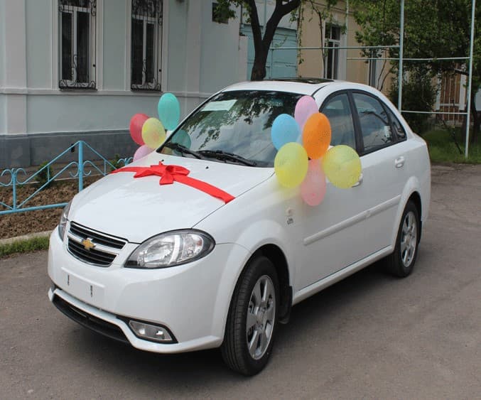 Toshkentda urush faxriylariga avtomobillar topshirildi