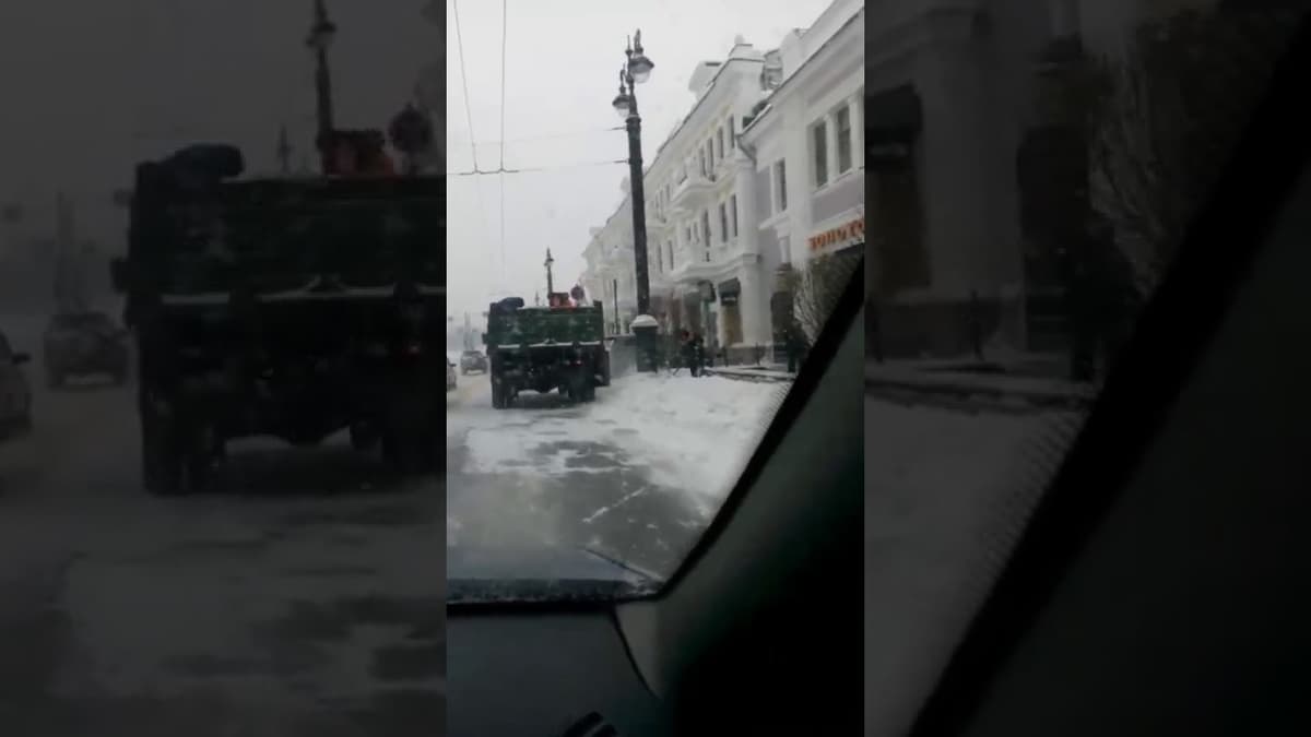 "Омскда барчаси тескари" - коммунал хизмат ходимлари машинадаги қорни кўчага қайта сочиб ташлашмоқда (видео)