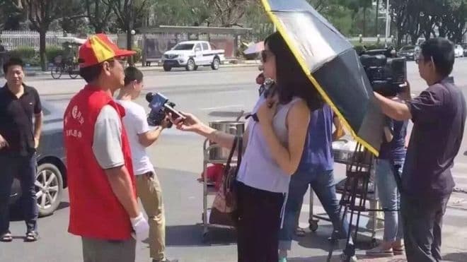 Xitoylik jurnalist noodatiy sabablar tufayli ishdan bo‘shatildi, bu esa barchaning e'tiboriga tushdi...
