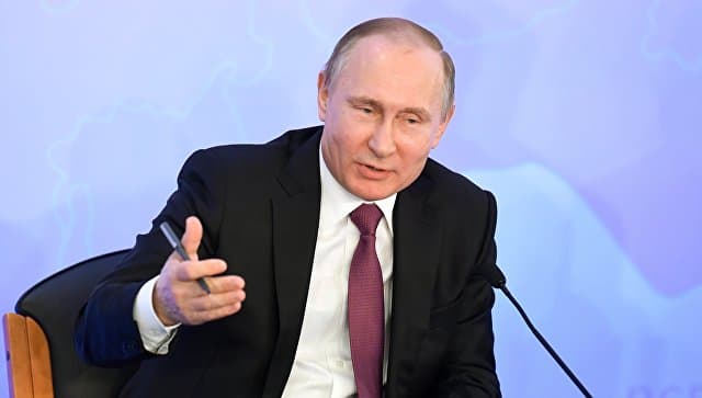 Putin  ishbilarmonlar bilan uchrashuvda o‘z yozuvini o‘qiy olmay hazillashdi