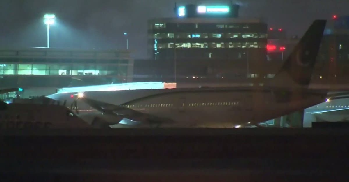 Toronto aeroportida ikki yo‘lovchi samolyot to‘qnashib ketdi