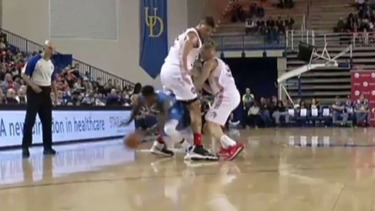 Video: “Pakana” basketbolchi daroz raqibining oyoqlari orasidan o‘tib ketdi