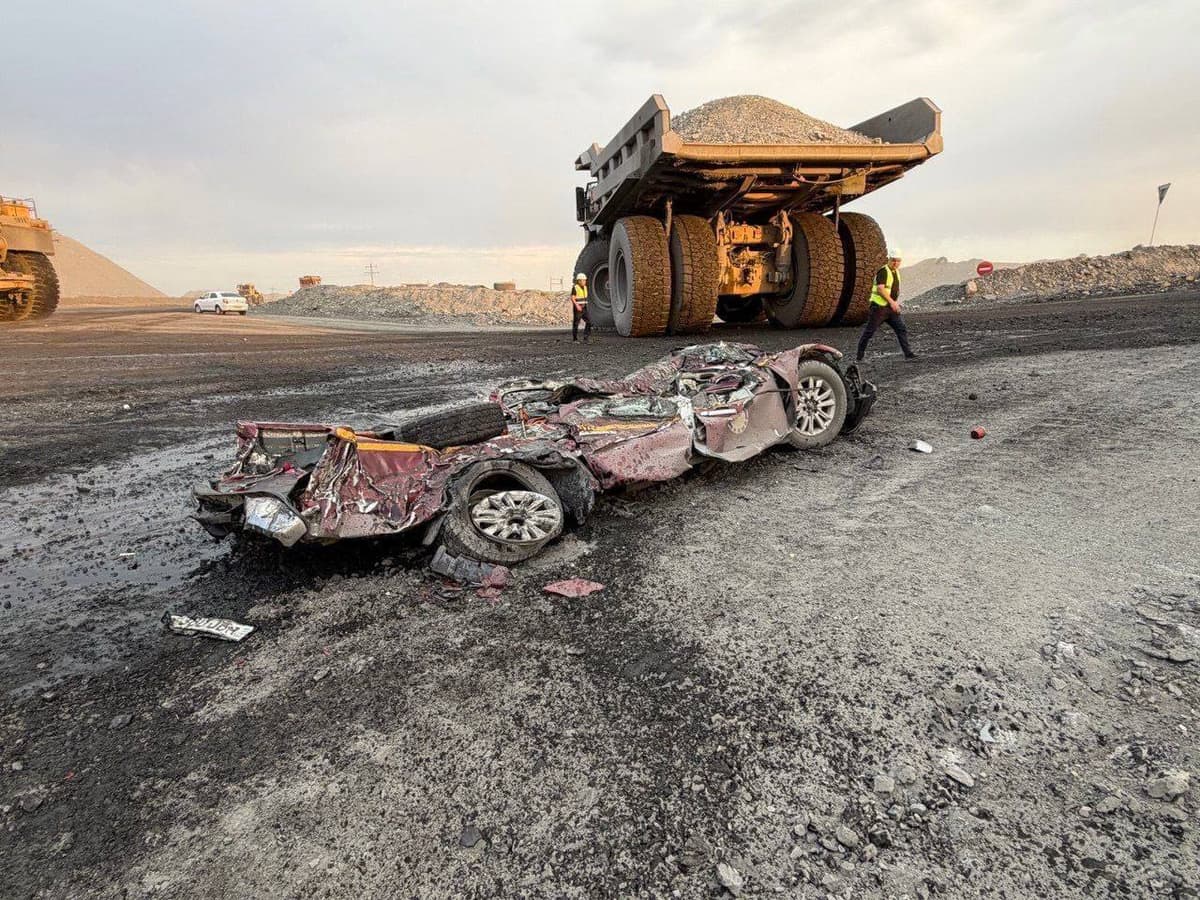 Muruntovda BelAZ yengil avtomobilni bosib ketishi oqibatida 2 kishi halok bo‘ldi