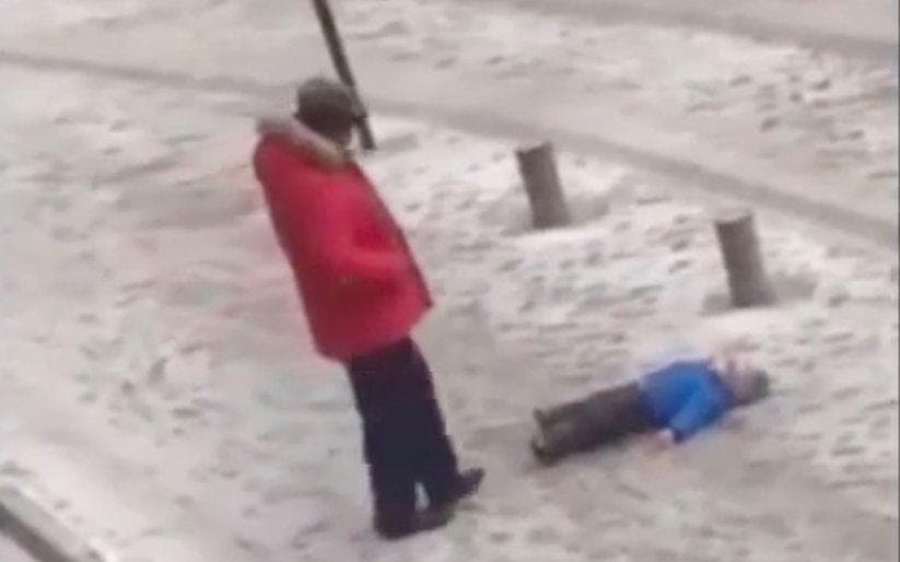 Qirg‘izistonda qorda yotgan farzandini tepkilagan shaxs aniqlandi. U o‘z lavozimidan bo‘shatildi