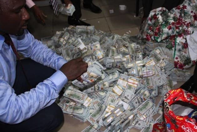 Nigeriyadagi bo‘m-bo‘sh uydan 43 million dollardan ziyod pul topildi