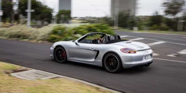 79 yoshli ayol Porsche’ni 238 km/soat tezlikkacha "uchirdi"