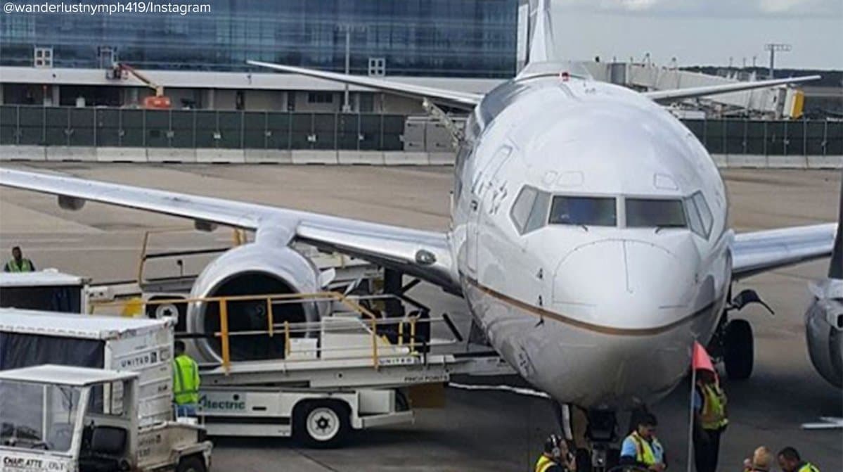 OAV: Xyuston aeroportida ayol to‘xtayotgan samolyotdan sakradi