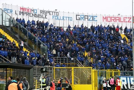 Italiyada shundoq futbol maydonida giyohvand modda sotgan muxlislar hibsga olindi   