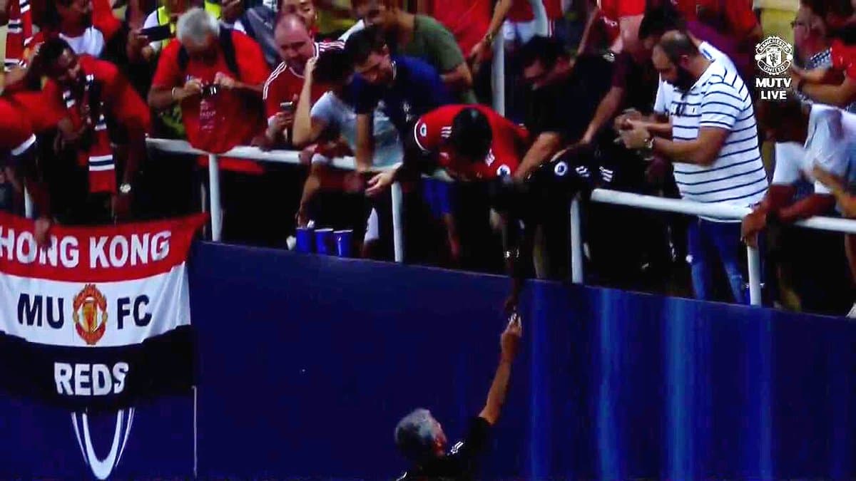 Mourino UYeFA Superkubogida olgan medalini notanish bolaga sovg‘a qildi