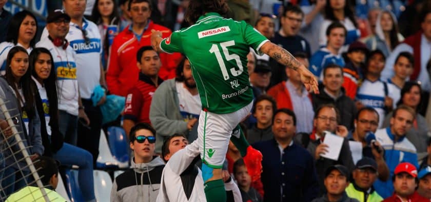 Argentinalik futbolchi tribunadagi muxlisning boshiga tepdi