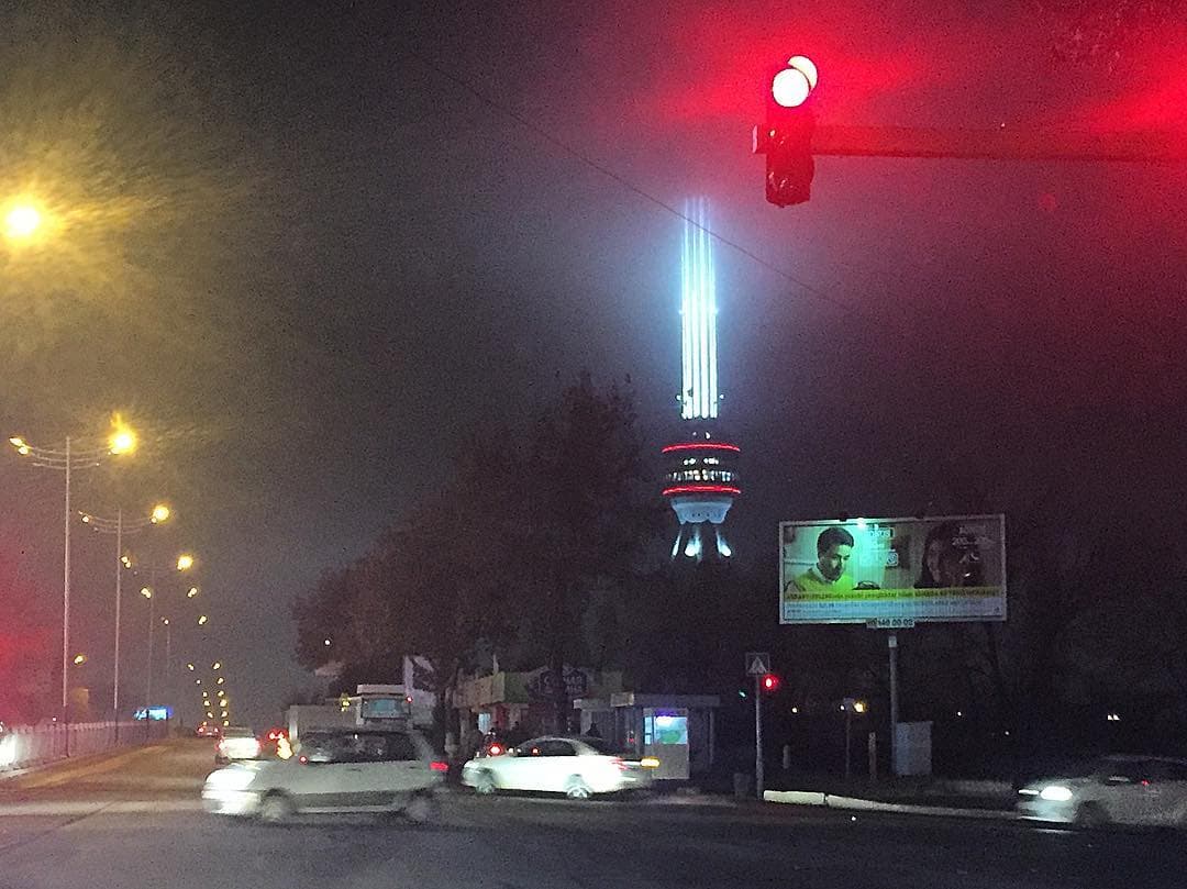 Foto: Tuman ichra porlayotgan Toshkent teleminorasi