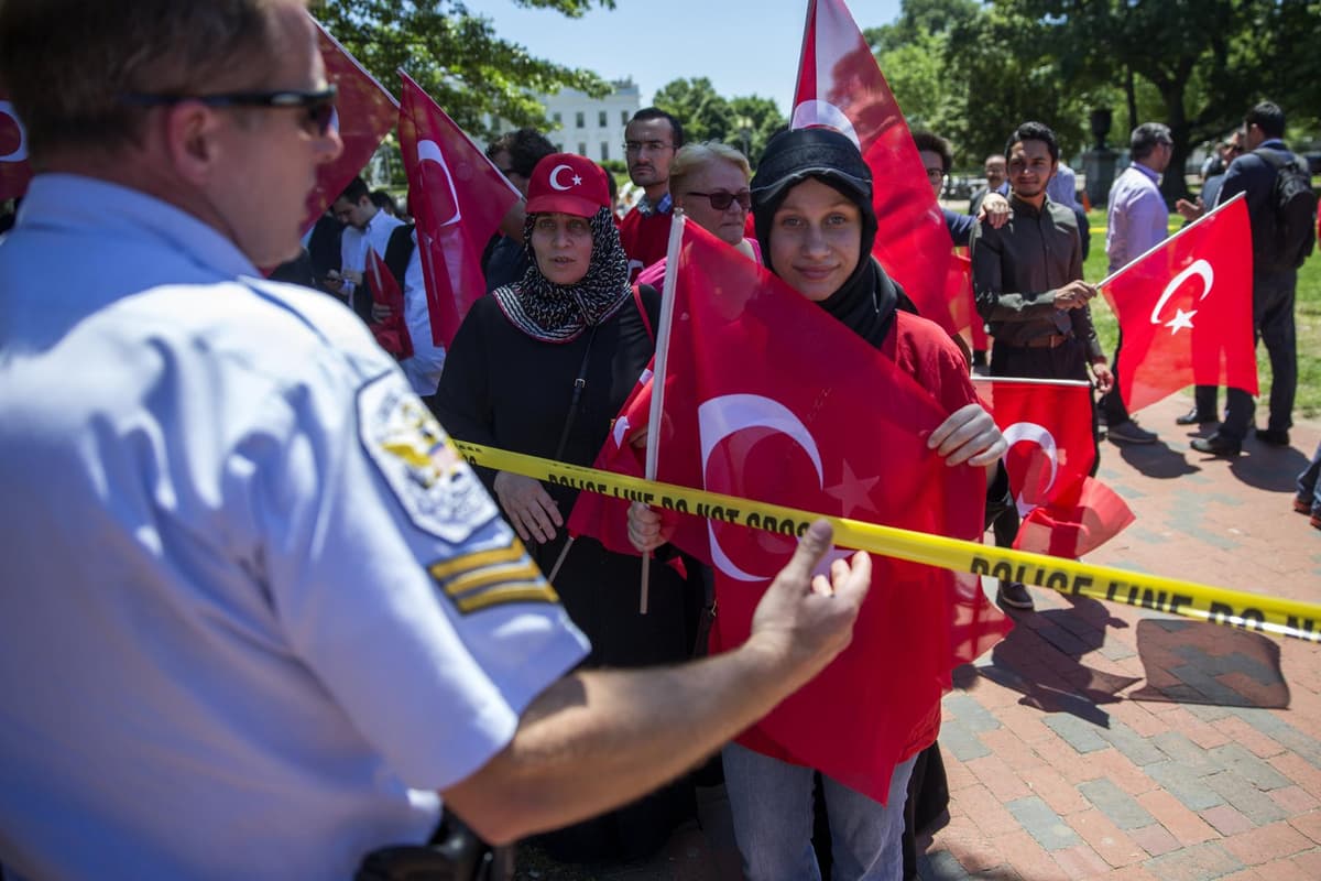 Turkiyaning AQShdagi elchisi qarorgohi yonidagi to‘qnashuvlarda 9 kishi jabrlandi 