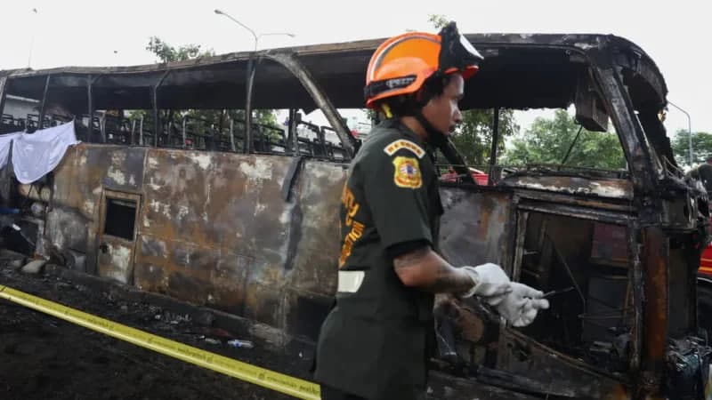 Tailandda 40 ga yaqin o‘quvchi va o‘qituvchilarni olib ketayotgan avtobus yonib ketdi. Kamida 20 kishi halok bo‘lgani aytilmoqda