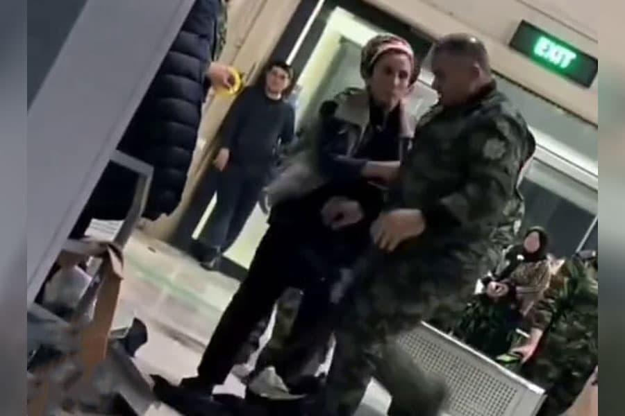 Андижондаги «Дўстлик» божхона постида ходим йўловчи аёлнинг юкларини тепиб ташлагани акс этган видео тарқалди