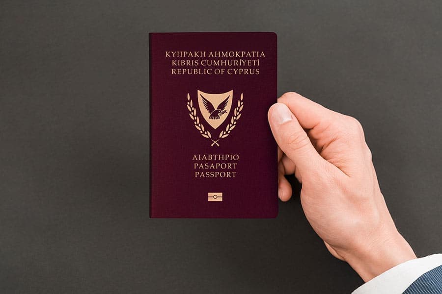 Kipr Putinning sobiq kursdoshiga berilgan «oltin pasport»ni olib qo‘ymadi