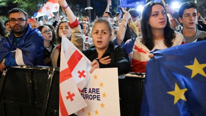 Tbilisida noma’lum shaxslar namoyishchilarga hujum qildi