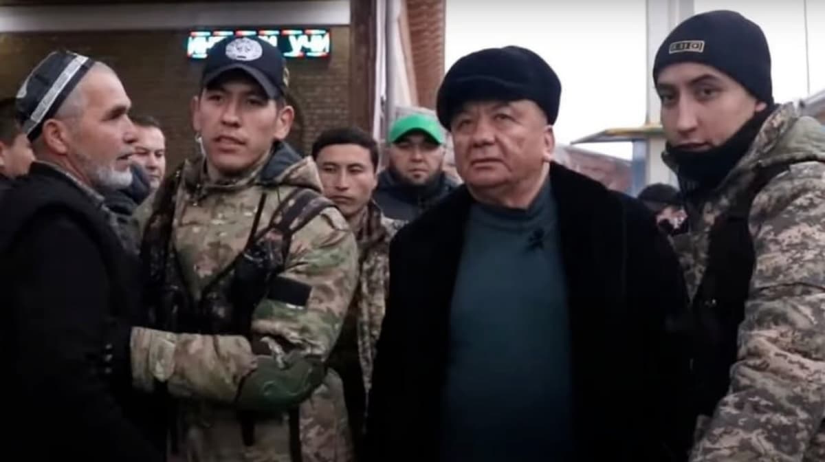 “Qo‘qonlik tabib”ning harbiy kiyim kiygan qo‘riqchilari javobgarlikka tortildi