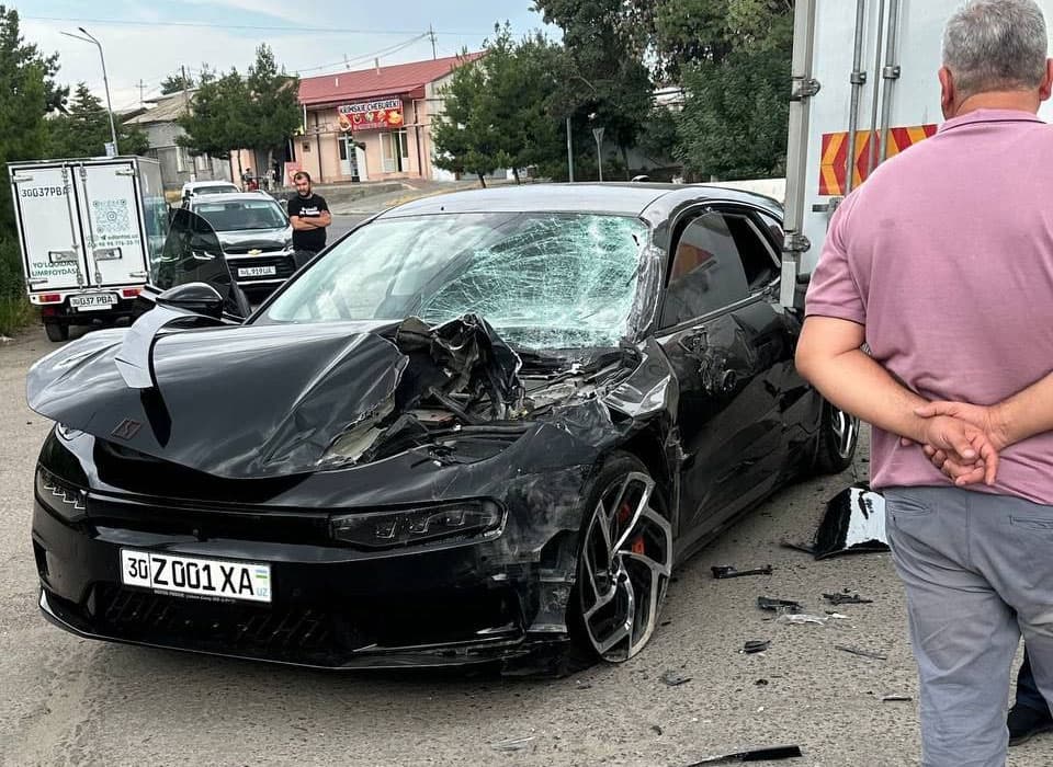 Самарқандда “мойкачи” йигит қимматбаҳо машинани бошқариб ЙТҲ содир этди