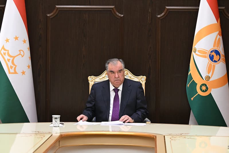 Imomali Rahmon tojikistonlik amaldorlarga kamida ikkita chet tilini o‘rganishni buyurdi 